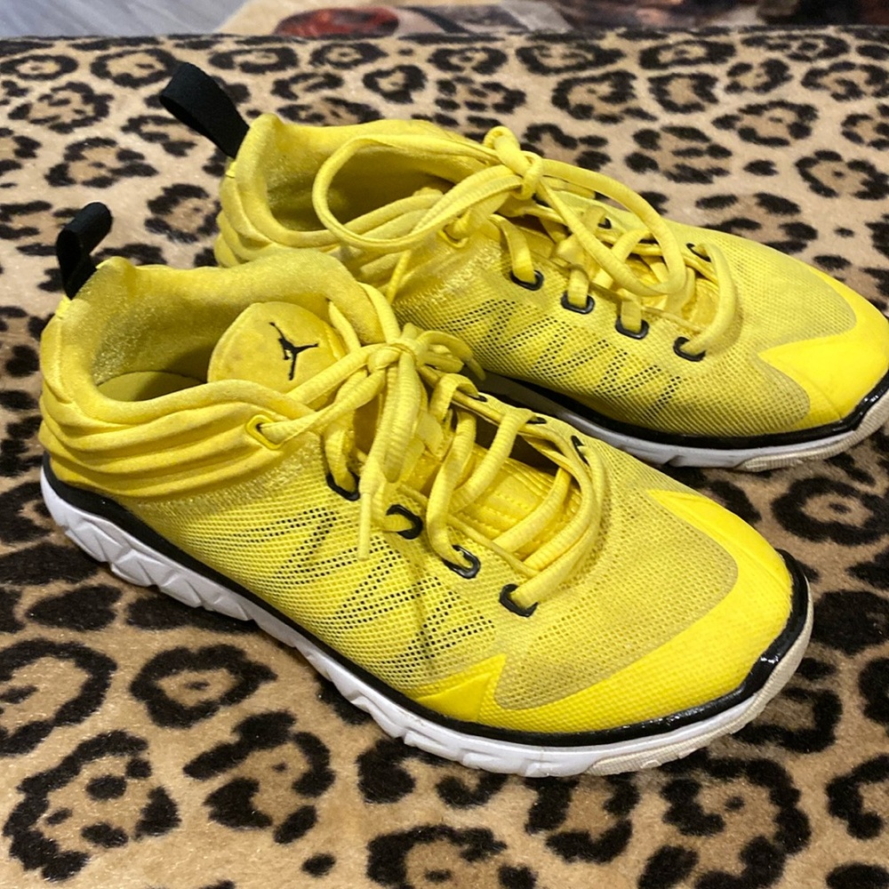 Jordan’s yellow and black size youth six